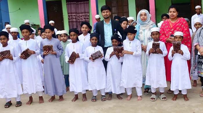 রাজবাড়ীতে মাদ্রাসা শিক্ষার্থী ও এতিম শিশুদের মাঝে খেজুর বিতরণে ডিসি